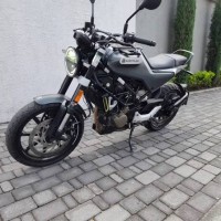HUSQVARNA 200 Svartpilen 2020